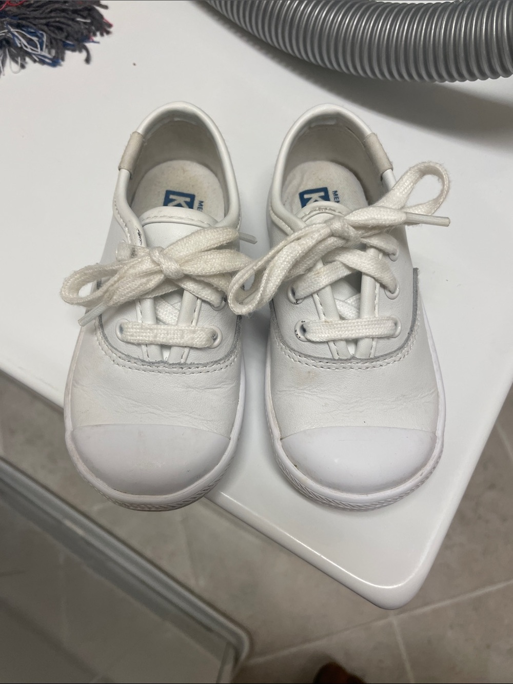 Keds white toe cap tennis shoes. Size 6M toddler. EUC